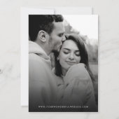 Leuk grillig script monogram zwart wit bruiloft kaart (Achterkant)