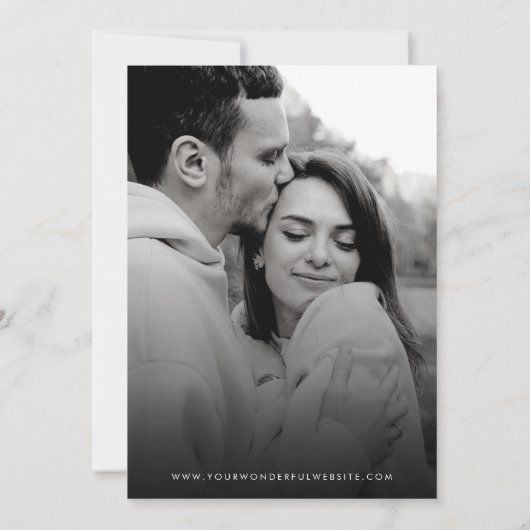 Leuk grillig script monogram zwart wit bruiloft kaart (Achterkant)