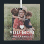Leuk hart hou van je mam Moederdag foto Glas Ornament<br><div class="desc">Cute Heart Love You Mom Moederdag Photo Ornamenten bevat je favoriete foto met de tekst "(love heart) you Mom" in modern wit schrift met je namen hieronder. Personaliseer door de tekst in het tekstvak te bewerken en uw eigen afbeelding toe te voegen. Maakt het perfecte gepersonaliseerde cadeau voor moeder voor...</div>