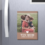 Leuk hart hou van je mam Moederdag foto Magneet<br><div class="desc">Schattige Heart Love You Mom Moederdag Photo Magnet bevat je favoriete foto met de tekst "(love heart) you Mom" in een modern script met je namen hieronder op een mocha mousse achtergrond. Personaliseer door de tekst in het bijgeleverde tekstvak te bewerken en uw eigen afbeelding toe te voegen. Maakt het...</div>