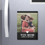 Leuk hart hou van je mam Moederdag foto Magneet<br><div class="desc">Schattige Heart Love You Mom Moederdag Photo Magnet is voorzien van uw favoriete foto met de tekst "(love heart) you Mom" in een modern script met uw namen hieronder op een zwarte achtergrond. Personaliseer door de tekst in het bijgeleverde tekstvak te bewerken en uw eigen afbeelding toe te voegen. Maakt...</div>