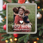 Leuk hart hou van je mam Moederdag foto Metalen Ornament<br><div class="desc">Cute Heart Love You Mom Moederdag Photo Ornamenten bevat je favoriete foto met de tekst "(love heart) you Mom" in modern wit schrift met je namen hieronder. Personaliseer door de tekst in het tekstvak te bewerken en uw eigen afbeelding toe te voegen. Maakt het perfecte gepersonaliseerde cadeau voor moeder voor...</div>