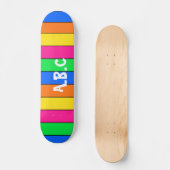 LEUK HELDER GEKLEURD STRIPY PATROON MET INITIALEN PERSOONLIJK SKATEBOARD (Voorkant)