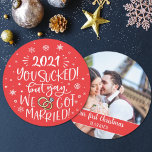 Leuk ironisch dat we getrouwd zijn elepement foto feestdagenkaart<br><div class="desc">Creëer Een uniek en stijlvol Kerst wenskaart met deze leuke en moderne uitstapkaart. De voorkant heeft een trendy handgeschreven bijschrift met de tekst "20xx you sucked! Maar "Joepie, we zijn getrouwd!" in witte, handgeschreven lettertypen op een lichtblauwe achtergrond, en is versierd met sneeuwvlokken en een illustratie van twee trouwringen. De...</div>