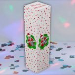 Leuk kerstskelet in Spatter Shape Red Stars Wijn<br><div class="desc">Deze geschenkwijndoos heeft een leuk skelet met glanzende ornamenten tot zijn ogen in een felrode en groene splatervorm met een verstrooiing van kleine rode sterretjes op een witte gestructureerde achtergrond. Pas jouw tekst op de bovenklep aan met de sjabloon.</div>