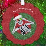 Leuk kerstskelet met Ornamenten in krans<br><div class="desc">Deze hangende ornamenten kaart heeft een leuk skelet met glimmende kerstballen tot aan zijn ogen in een dennenkrans met een kerstmuts op een feestelijke rode achtergrond. Pas jouw tekst aan met de sjablonen op de voor- en achterkant.</div>
