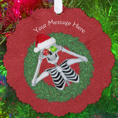 Leuk kerstskelet met Ornamenten in krans