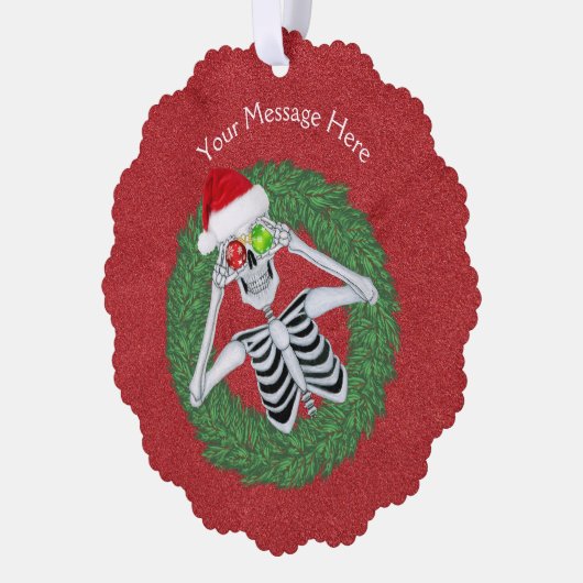 Leuk kerstskelet met Ornamenten in krans (Links)