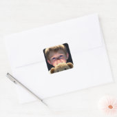 Leuk klein jongetje met teddybeer vierkante sticker (Envelop)