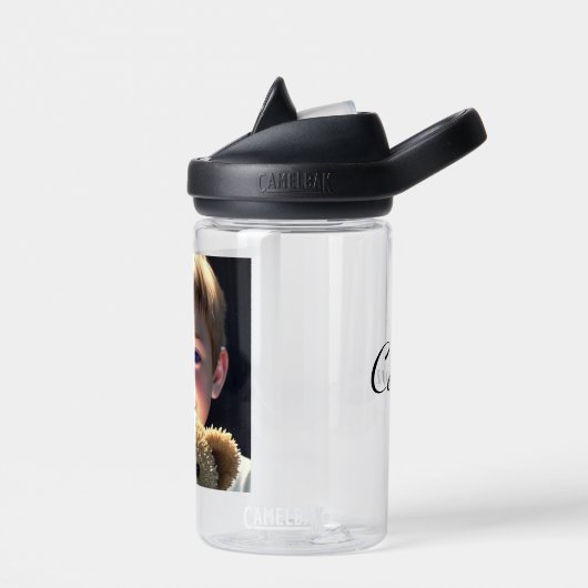 Leuk klein jongetje met teddybeer waterfles (Links)