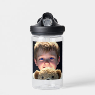 Leuk klein jongetje met teddybeer waterfles