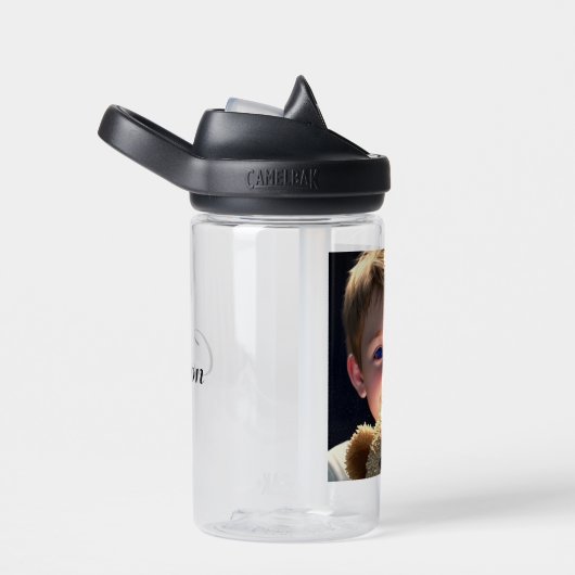 Leuk klein jongetje met teddybeer waterfles (Rechts)