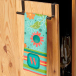 Leuk kleurrijk Monogram Initiaal Gestreepte Bloeme Theedoek<br><div class="desc">Schattigee gepersonaliseerde Initiaal streep bloemmotief moderne theedoek. Deze kleurrijke keukenhanddoeken zijn perfect om wat kleur aan uw keuken toe te voegen. Combineer het met een fles wijn en het maakt een geweldig persoonlijk cadeau voor vrienden, familie, collega's, buren, enz. Het aangepaste monogramgebied kan worden gewijzigd in een naam of leuke...</div>