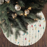 Leuk Kleurrijke Fa La Christmas String Licht Kerstboom Rok<br><div class="desc">Voeg een speelse retro touch toe aan uw vakantiedecor met deze leuke kleurrijke Fa La Christmas String Light Pattern kerstboomrok. Met felle, grillige strijklichten in een verscheidenheid aan feestelijke kleuren, pop dit ontwerp tegen een neutrale achtergrond en creëert het een leuke maar klassieke look voor uw kerstboom. Perfect voor het...</div>