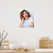 Leuk krullend haarmodel met Gildan shirt Poster (Keuken)