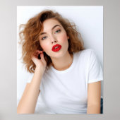 Leuk krullend haarmodel met Gildan shirt Poster (Voorkant)