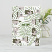 Leuk luiaard dier in wild bos verjaardagsfeestje kaart (Staand voorkant)