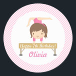 Leuk Meisje Gymnastiek Kids Verjaardagsfeest Ronde Sticker<br><div class="desc">Decoratieve labels voor dat gymnastiekfeest! Design beschikt over een schattig klein meisje in een roze Gymnastiek leotard,  het uitvoeren van een ritmische gymnastiek routine op een balansbalk. Sierlijk en elegant! Een zoet roze schuin strepenpatroon voor achtergrond. Personaliseer eenvoudig met uw feestbericht.</div>