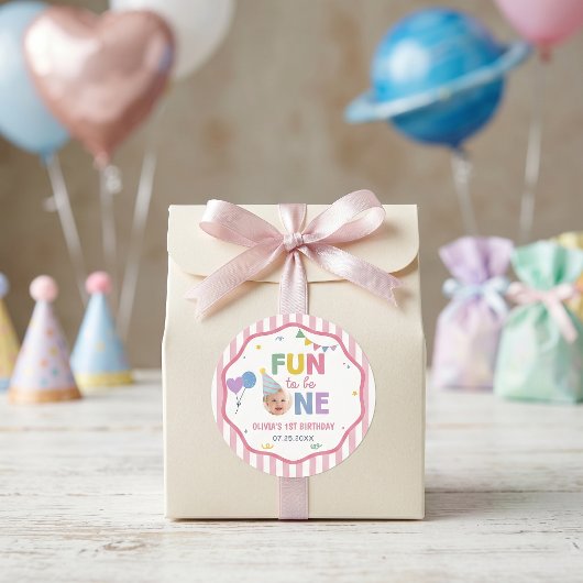 Leuk om één roze strepen verjaardagsfeest sticker