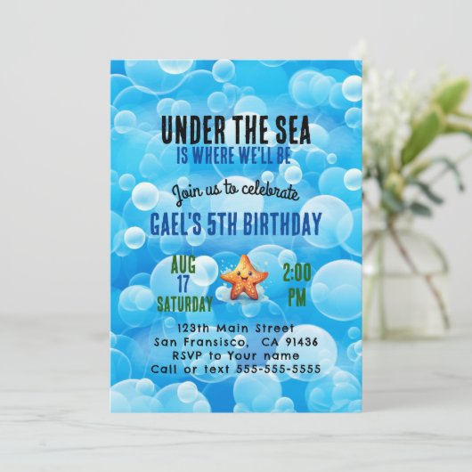 Leuk onder de uitnodiging van het verjaardagsfeest (Staand voorkant)