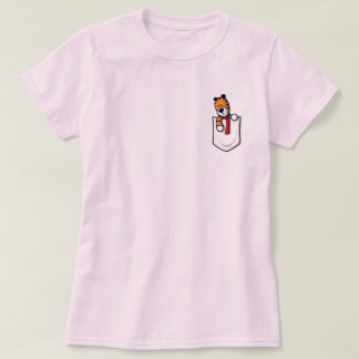 Leuk ontwerp pocket pal in roze t-shirt