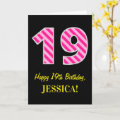 Leuk roze gestreept "19"; Gelukkige 19e verjaardag Kaart (Gele Bloem)