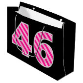 Leuk roze gestreept "46"; Gelukkige 46e verjaardag Groot Cadeauzakje (Voorkant Gekanteld)
