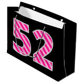 Leuk roze gestreept "52"; Gelukkige 52e verjaardag Groot Cadeauzakje (Voorkant Gekanteld)