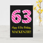 Leuk roze gestreept "63"; Gelukkige 63e verjaardag Kaart (Gele Bloem)