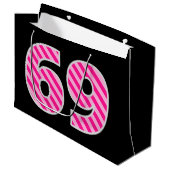 Leuk roze gestreept "69"; Gelukkige 69e verjaardag Groot Cadeauzakje (Voorkant Gekanteld)