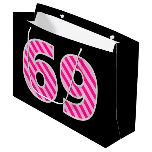 Leuk roze gestreept "69"; Gelukkige 69e verjaardag Groot Cadeauzakje (Voorkant Gekanteld)