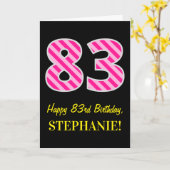 Leuk roze gestreept "83"; Gelukkige 83e verjaardag Kaart (Gele Bloem)