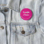 Leuk roze vrijgezellenfeest ronde button 5,7 cm<br><div class="desc">Maak het feest op gang met de Fun Pink Trouble Maker Bachelorette Party Button! Dit amusante accessoire is ideaal voor bruidsmeisjes en gasten om hun steun voor de aanstaande bruid te shows. Met zijn levendige roze en witte kleuren kunt u het zelfs aanpassen met uw eigen tekstbericht, waarbij u de...</div>
