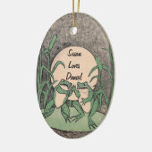 Leuk ruzie met Green Frog Couple op Lily Pad maan Keramisch Ornament (Links)