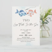 Leuk twee vissen minder in Zee bruidsparen douchen Kaart (Staand voorkant)
