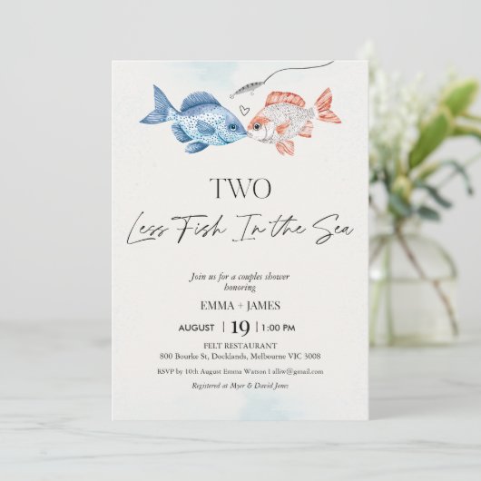 Leuk twee vissen minder in Zee bruidsparen douchen Kaart (Staand voorkant)