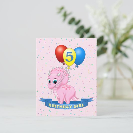 Leuk Verjaardagsmeisje Roze Baby Triceratops Dino Kaart (Staand voorkant)