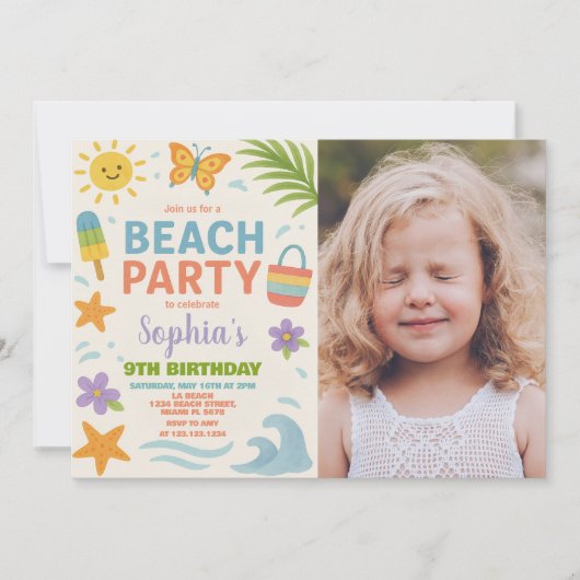 Leuk zomerthema met golven, zonneschijn en speels kaart (Voorkant)