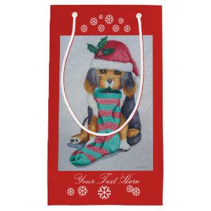 leuk zwart en bruin puppy met Kerstmiskous Klein Cadeauzakje