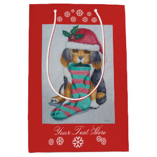 leuk zwart en bruin puppy met Kerstmiskous Medium Cadeauzakje