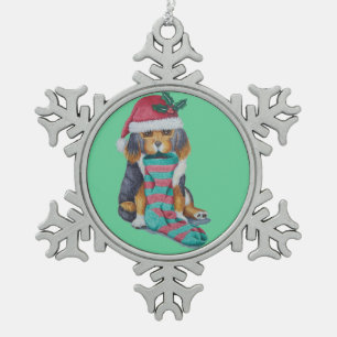 leuk zwart en bruin puppy met Kerstmiskous Tin Sneeuwvlok Ornament