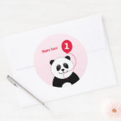 Leuke 1e verjaardag panda voeg naam toe roze ronde sticker (Envelop)