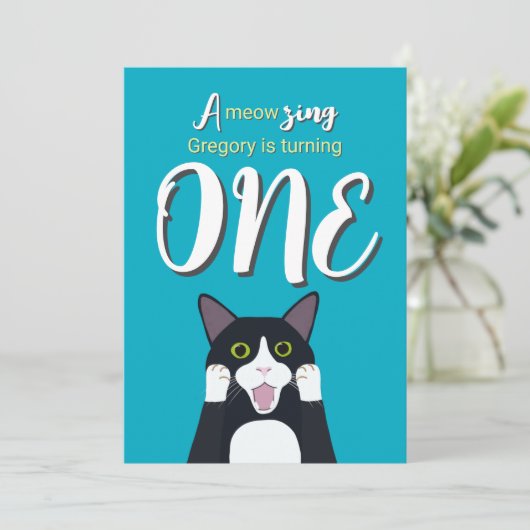 Leuke 1e verjaardag Schattige Verrast Tuxedo Cat Kaart (Staand voorkant)
