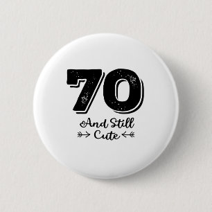 leuke 70e verjaardag quote gezegden ronde button 5,7 cm