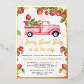 Leuke aardbeienwagen Berry Sweet Baby shower Gold Folie Uitnodiging (Voorkant)