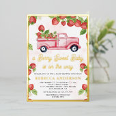 Leuke aardbeienwagen Berry Sweet Baby shower Gold Folie Uitnodiging (Staand Voorkant)