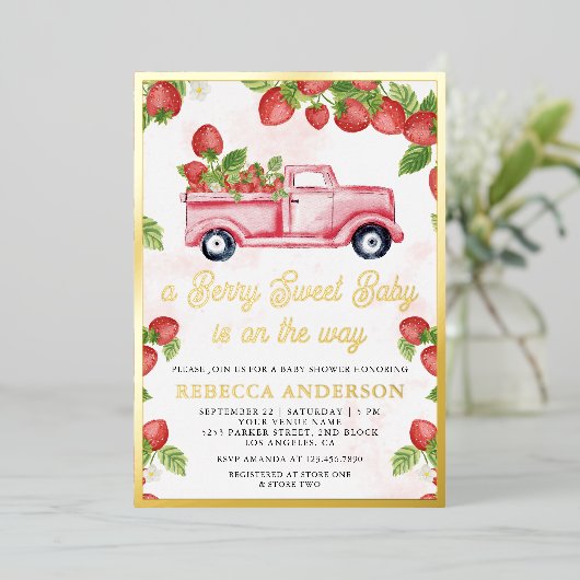 Leuke aardbeienwagen Berry Sweet Baby shower Gold Folie Uitnodiging (Staand Voorkant)