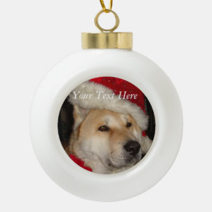 leuke akitahond die rode Kerstmis van het santapet Keramische Bal Ornament