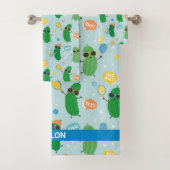 Leuke augurken spelen Pickleball op lichtblauw Bad Handdoek (Insitu)