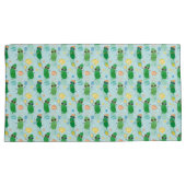 Leuke augurken spelen Pickleball op lichtblauw Kussensloop (Voorkant-Rechts)